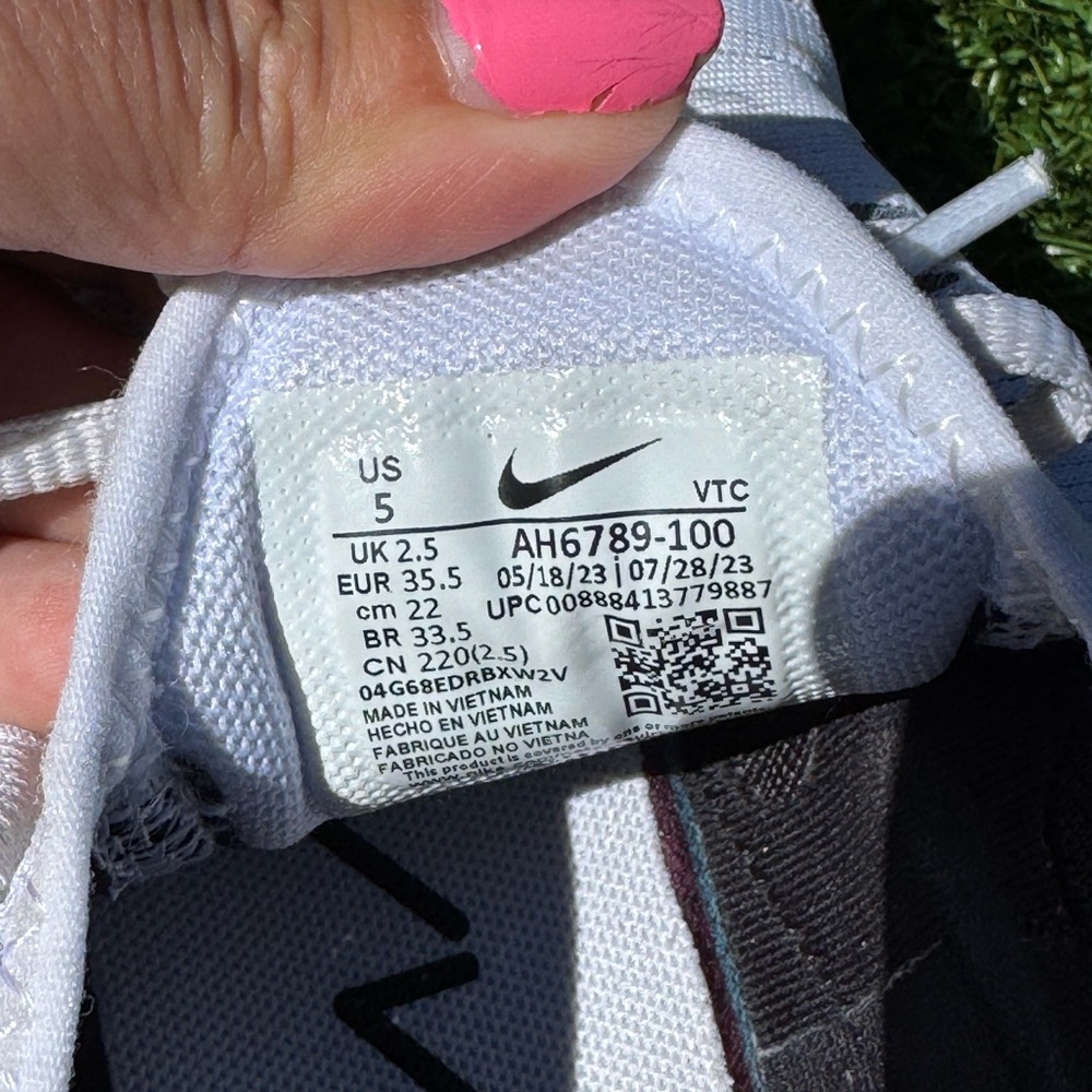 Nike White and Black Sneakers - Picture 3 of 4